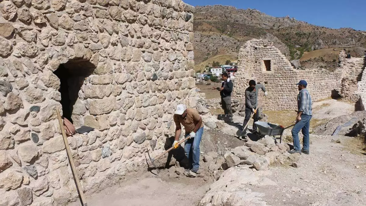 Kahta kalesi'nde kazı çalışmaları yeniden başladı