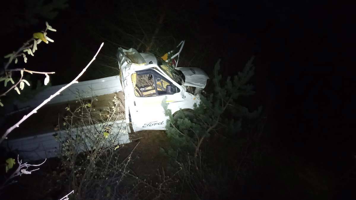 Kamyonet uçuruma yuvarlandı: 2 ölü, 1 yaralı