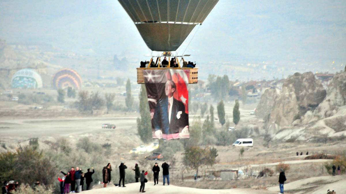 Kapadokya'da 29 Ekim kutlamaları gökyüzünü süsledi