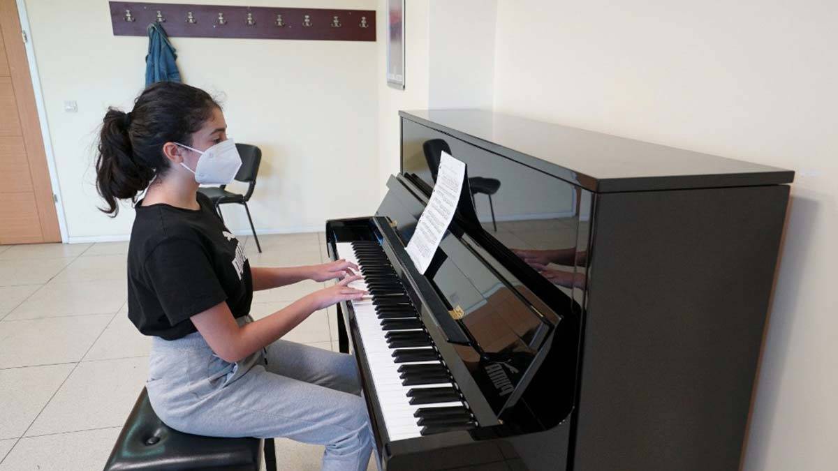 Kartal Belediyesi Sanat Akademisi yüz yüze eğitimlerine başladı. Öğrenciler, sosyal mesafe ve pandemi kurallarının uygulandığı dersliklerde sezonun ilk provasını yaptı.