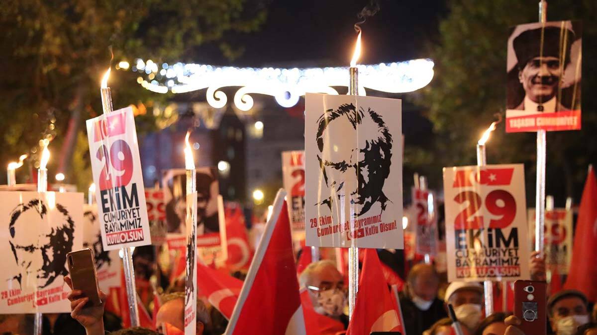 Birbirinden renkli gösterilerin ardından resmi geçiş töreniyle öğrenciler protokolü selamladı 