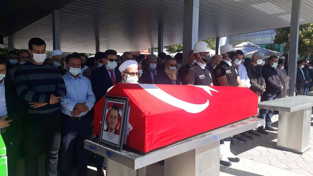 Kazada ölen polis memuru ve babası toprağa verildi