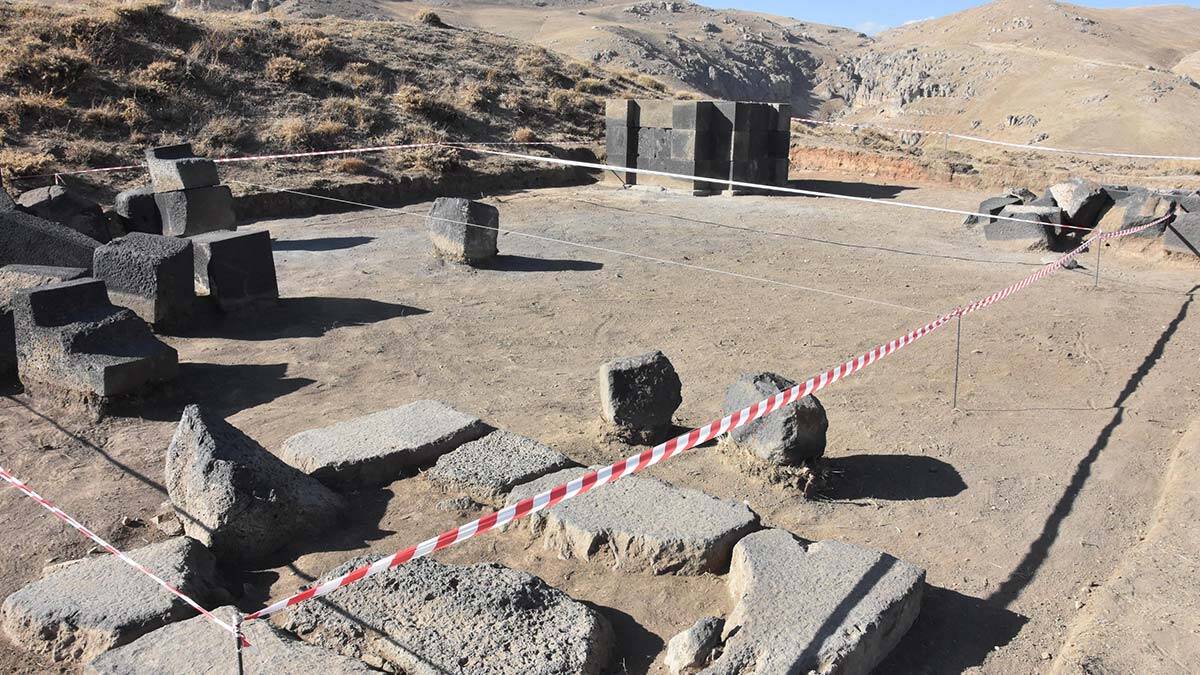 " Milattan önce 7‘nci yüzyılın ilk yarısında inşa edilmiş. "