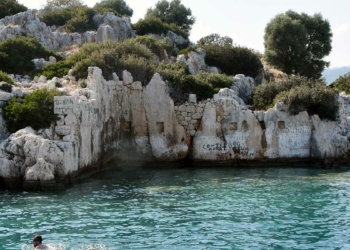 Kekova'da tarihi kalıntılara sevgilisinin adını yazdı