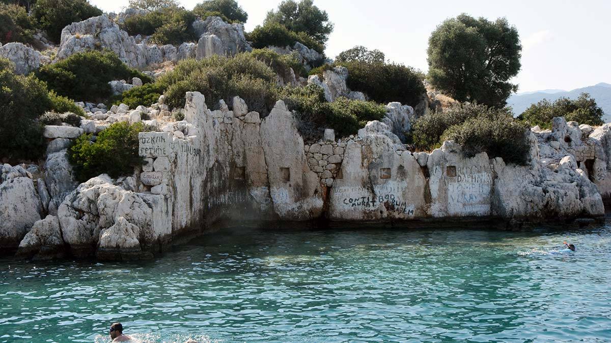 Kekova'da tarihi kalıntılara sevgilisinin adını yazdı