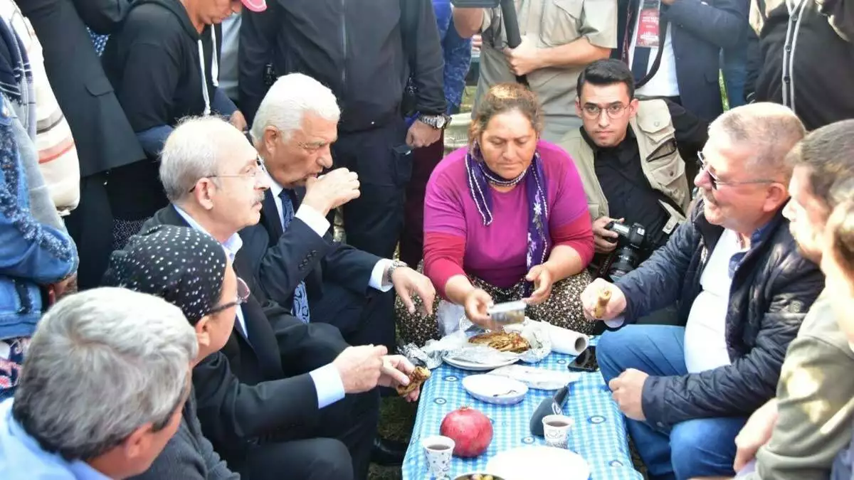 Kılıçdaroğlu, çiftçilerle birlikte köy kahvaltısı yaptı