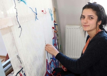 Kilim dokuyarak üniversite hazırlık kitapları alıyor