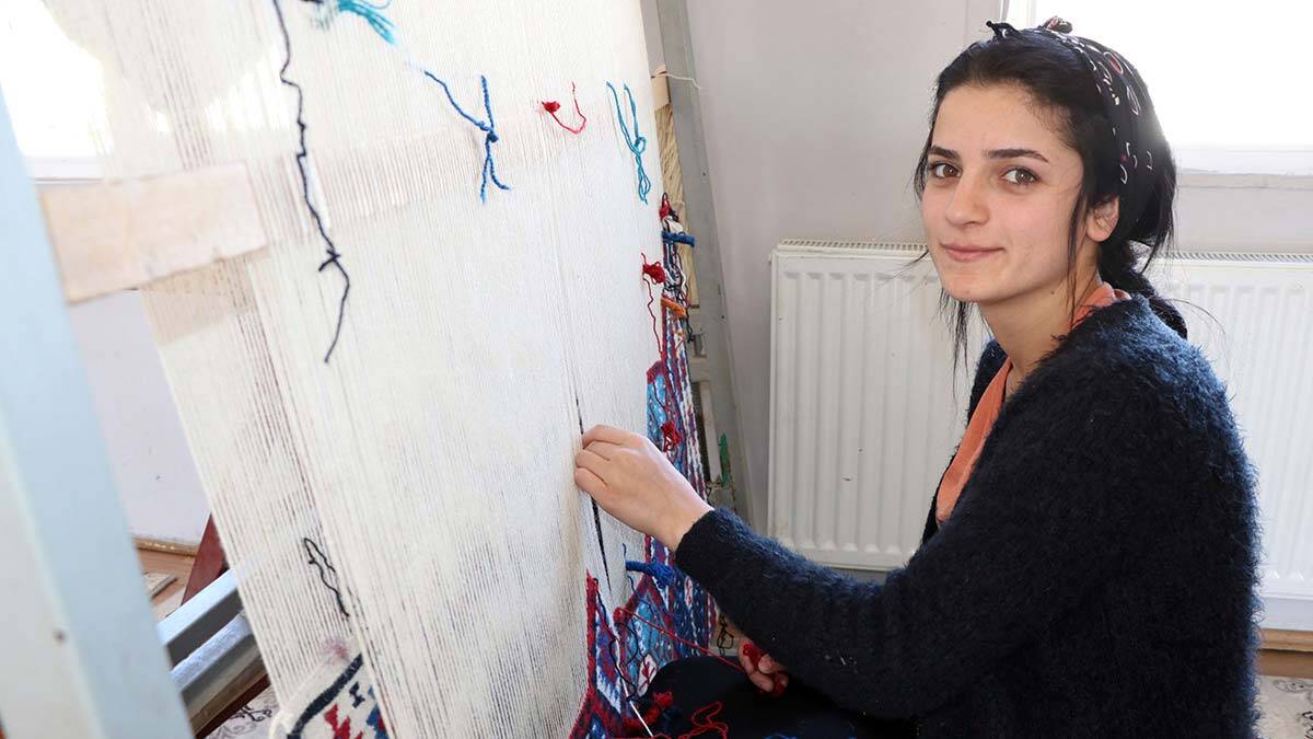 Kilim dokuyarak üniversite hazırlık kitapları alıyor