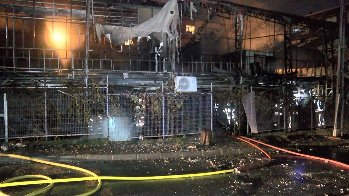 Küçükçekmece'de lokalde yangın; bina alev topuna döndü