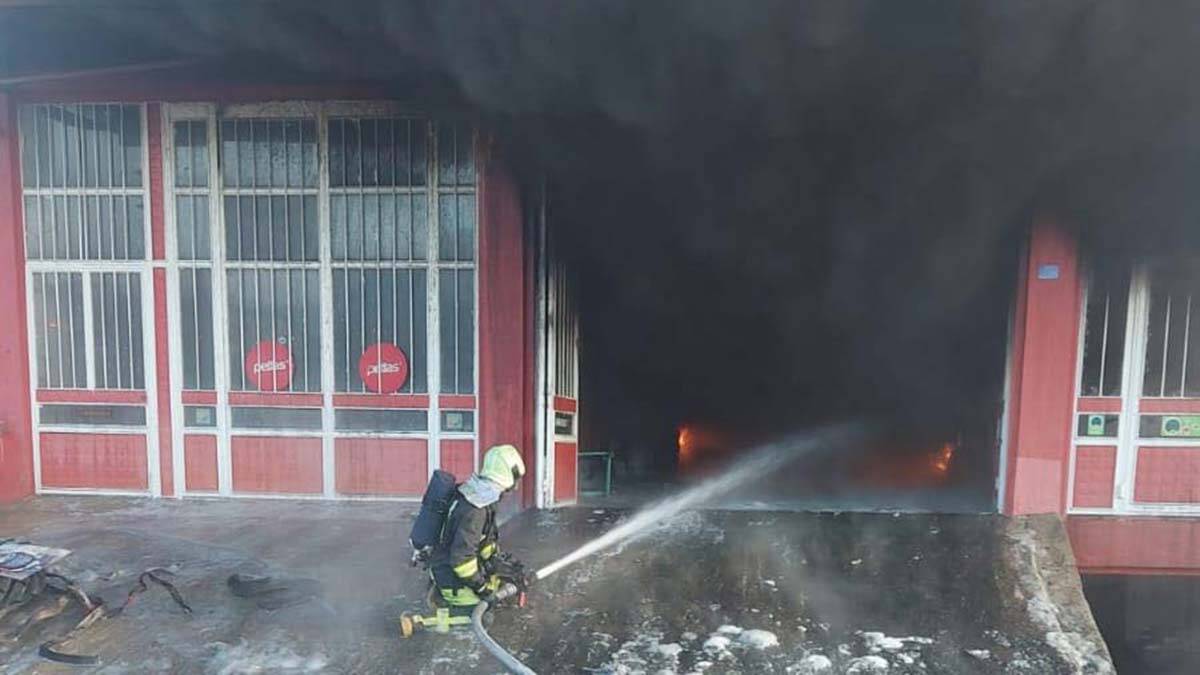 Lastik deposunda yangın çıktı