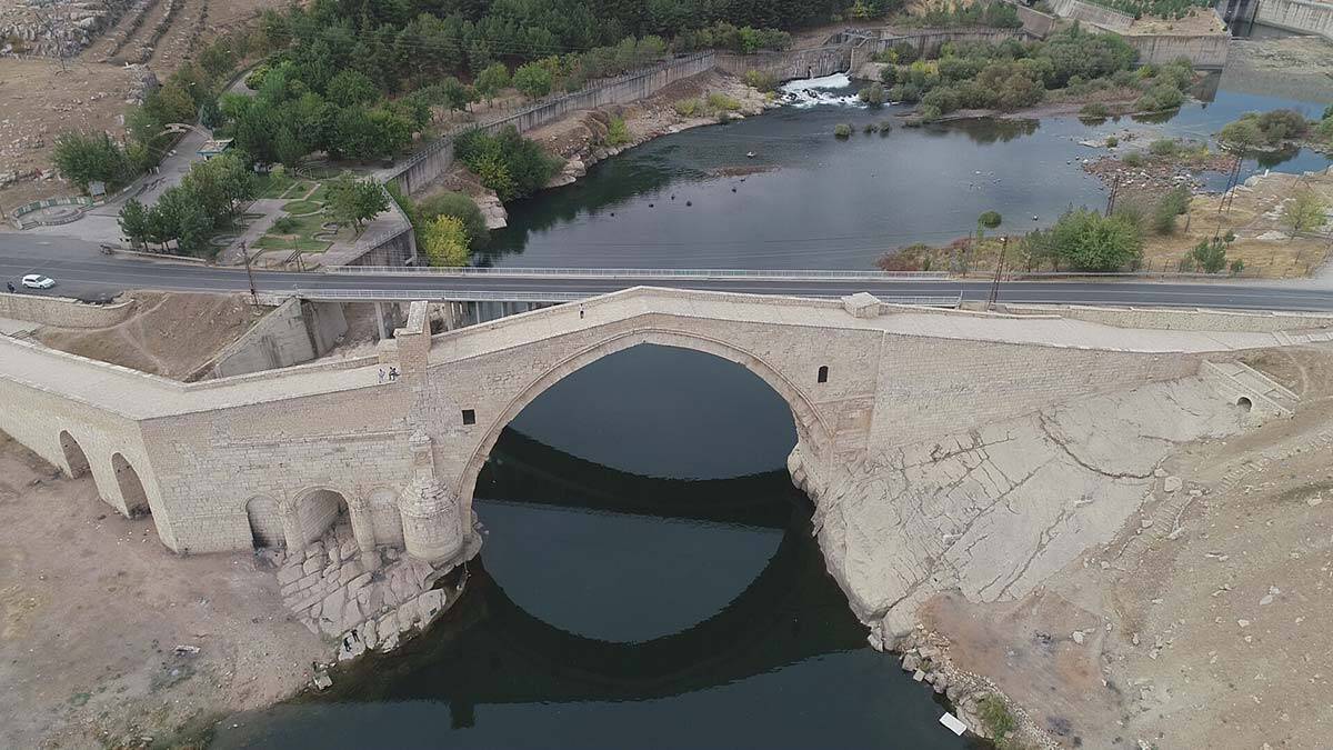 Malabadi Köprüsü'nün yanındaki köprü kaldırılmalı