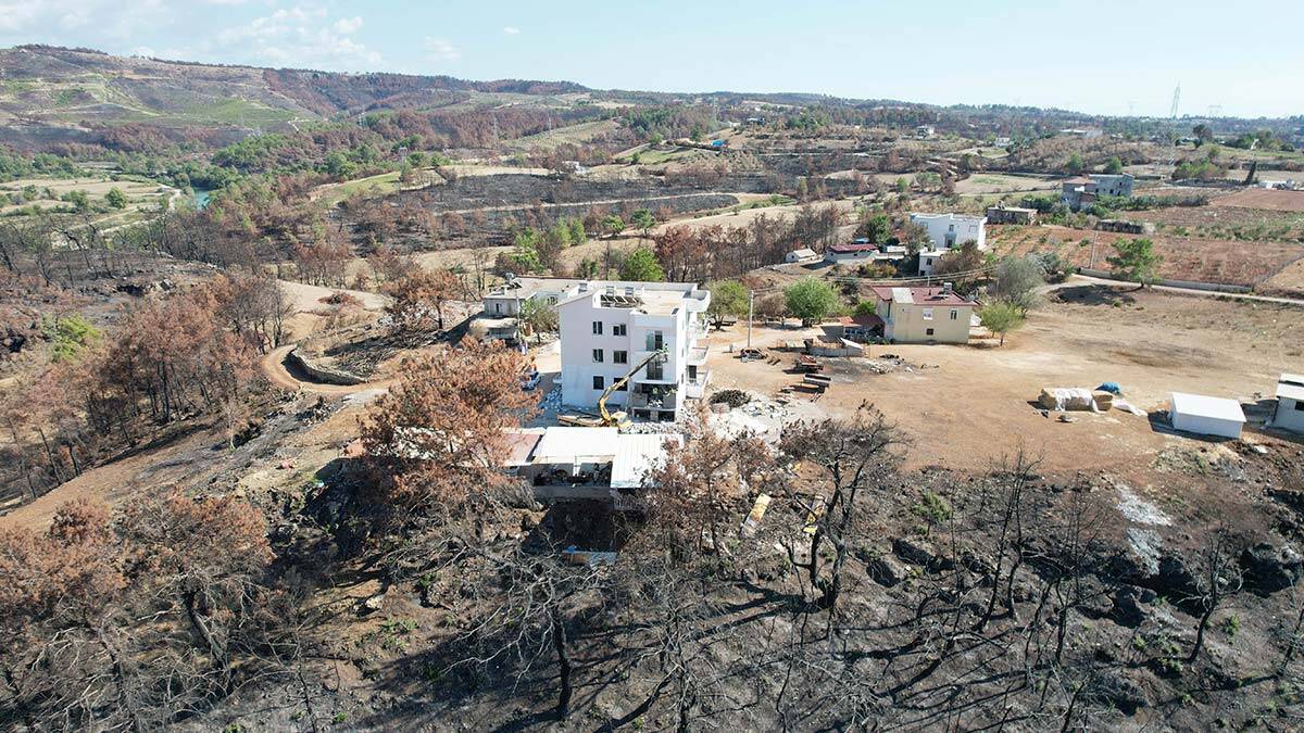 Manavgat'ta az hasarlı evler bağışlarla yapılıyor