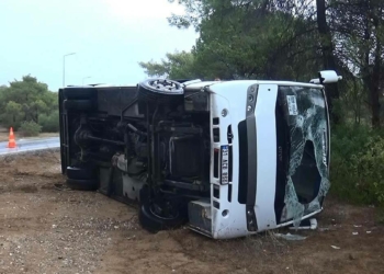 Manavgat'ta tur otobüsü devrildi: 8 kişi yaralandı
