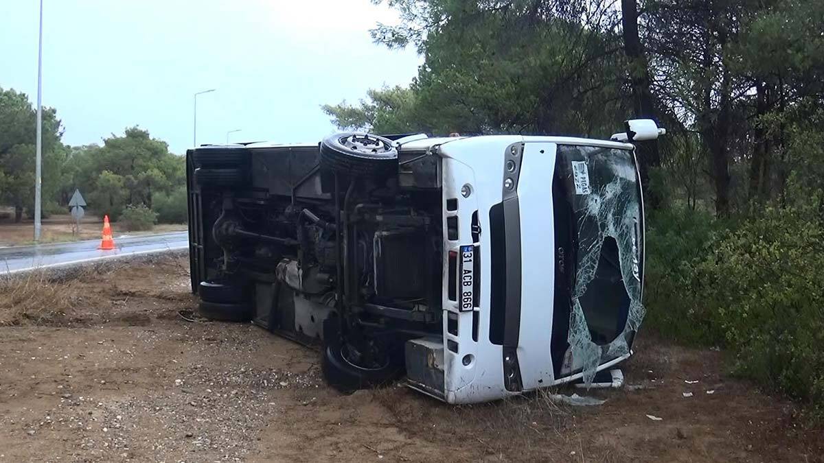 Manavgat'ta tur otobüsü devrildi: 8 kişi yaralandı