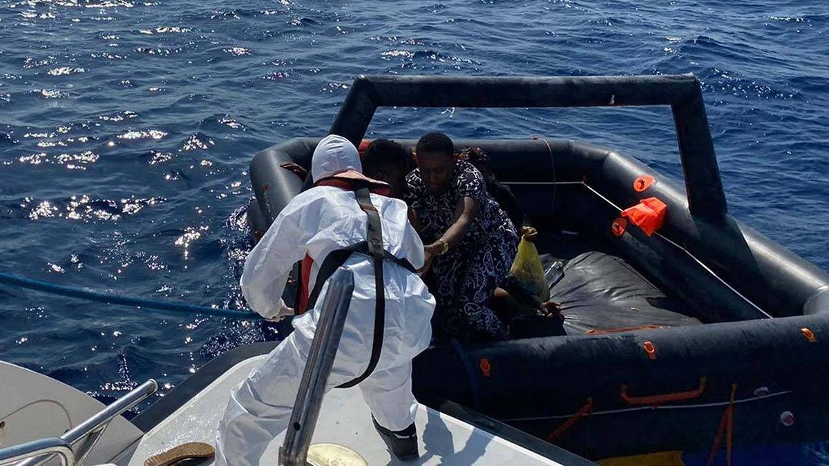 Marmaris açıklarında 16 kaçak göçmen kurtarıldı
