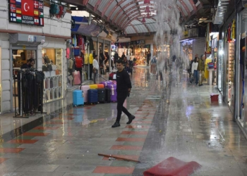 Marmaris'te sağanak yağmur Kapalı Çarşı'yı bastı
