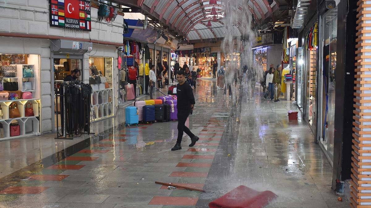 Marmaris'te sağanak yağmur Kapalı Çarşı'yı bastı