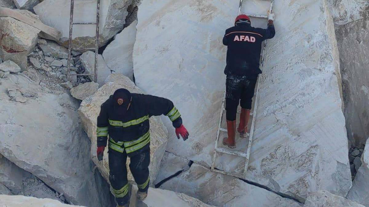 Mermer blokların arasına sıkışan işçi hayatını kaybetti