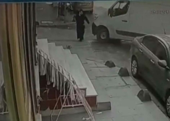 Minibüs yayaya çarptı; kaza anı güvenlik kamerasında