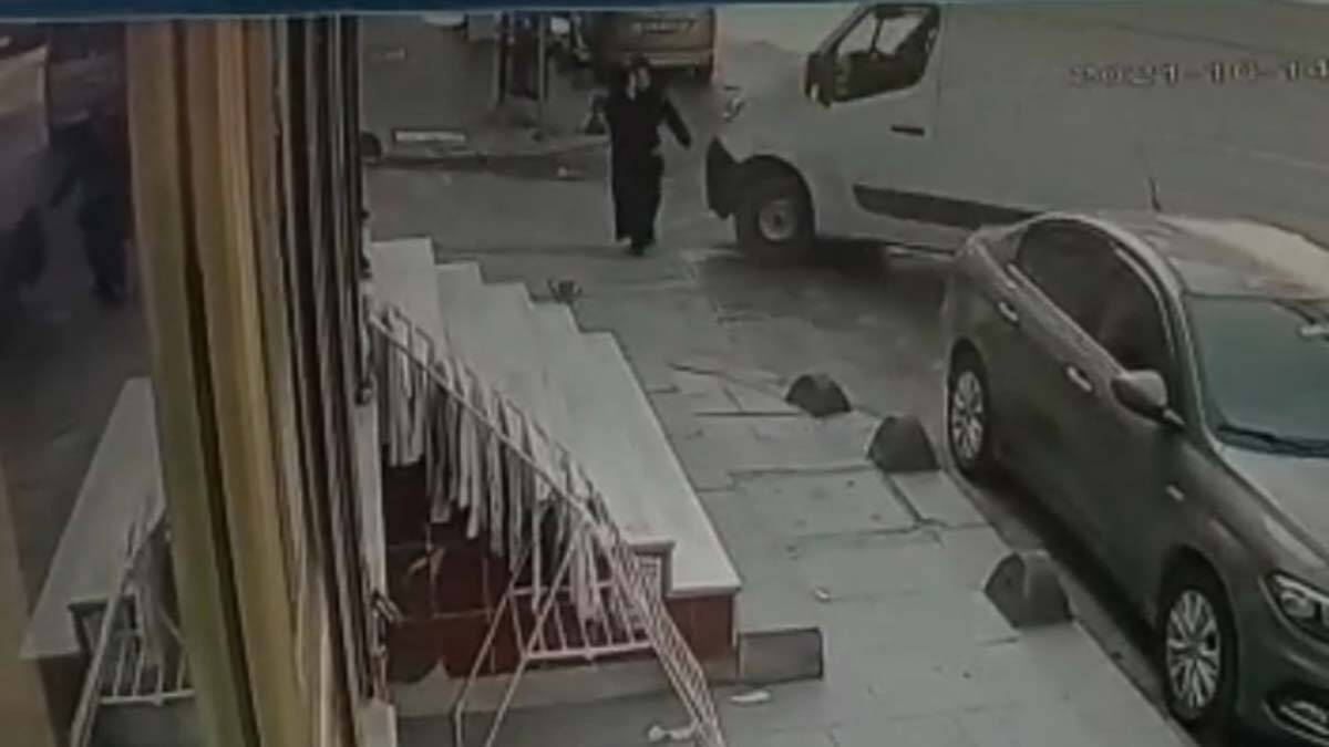 Minibüs yayaya çarptı; kaza anı güvenlik kamerasında