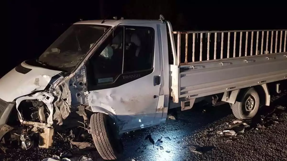 Minibüsle kamyonet çarpıştı: 1 ölü, 1 yaralı