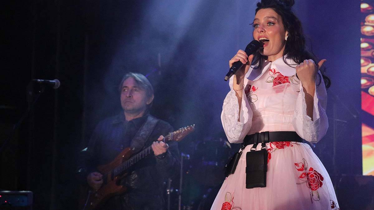 Nil Karaibrahimgil izleyenlere keyifli anlar yaşattı