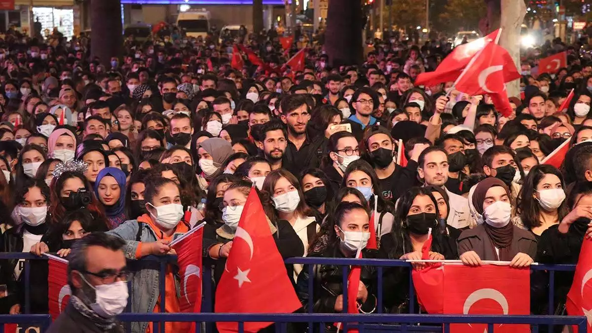 Delikliçınar şehitler meydanı'nda düzenlenen konsere denizlililer yoğun ilgi gösterdi.