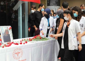 Nöbet çıkışı kazada ölen doktor için hastanede tören