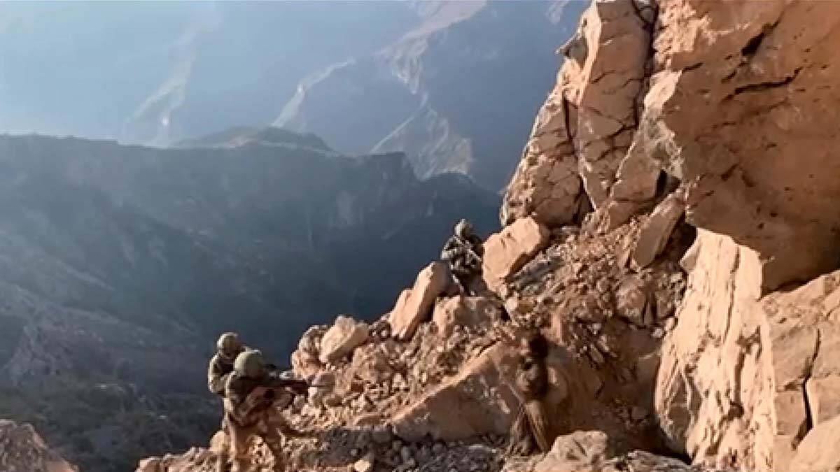 Nokta operasyonda mağaradaki teröristler teslim oldu