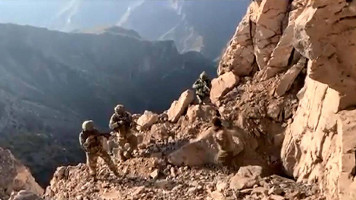 Aralarında kadınların da bulunduğu teröristlere Mehmetçik tarafından su verildi.