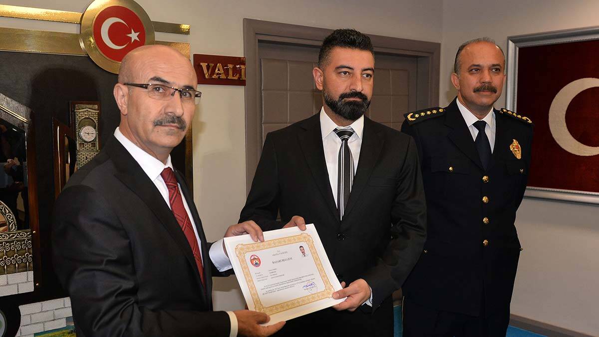 Ödüllendirilen polis 24 kilo 600 gram eroinle yakalandı