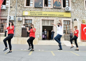Öğretmenler 29 Ekim kutlamalarında zeybek oynadı