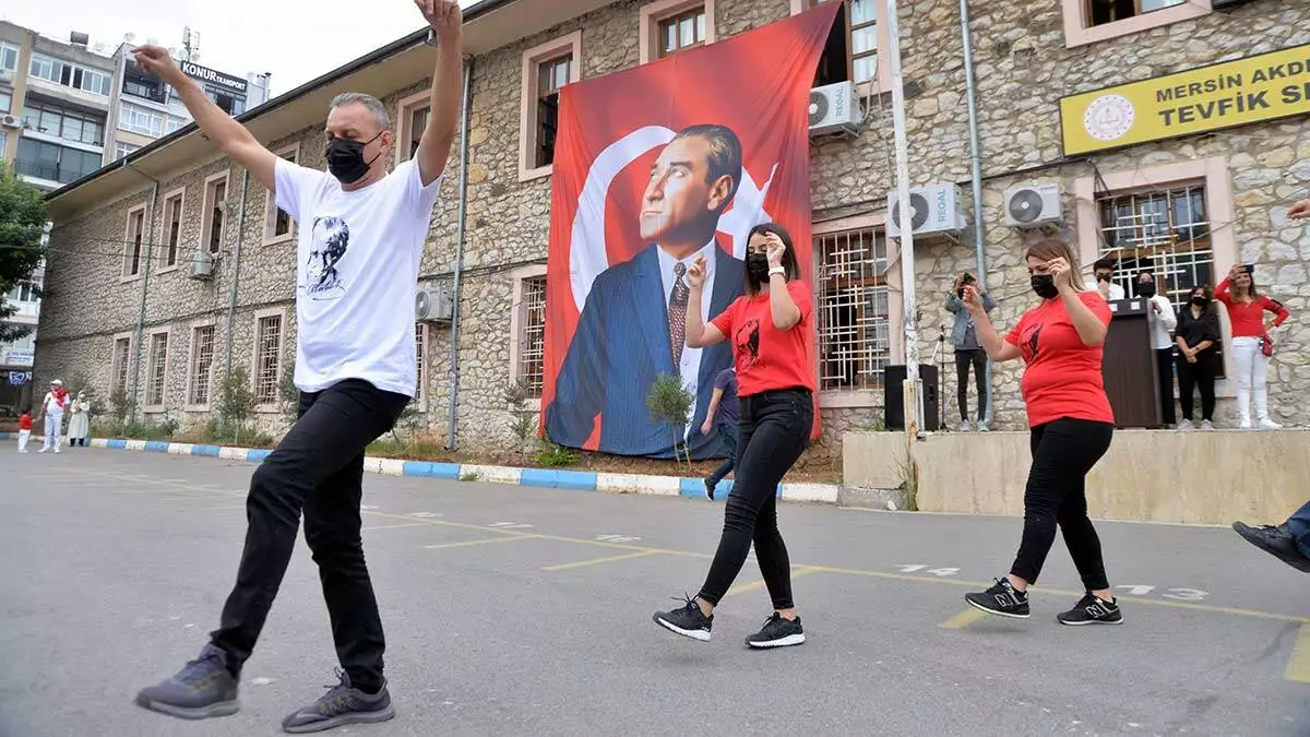 Öğretmenlerin hazırladığı zeybek gösterisi beğeniyle izlendi, öğrencilerden alkış aldı.