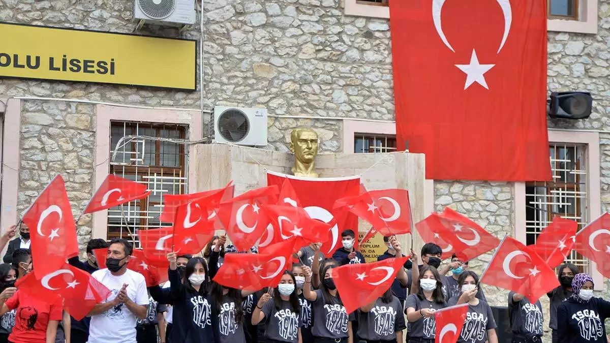 Tevfik sırrı gür lisesi öğrencileri