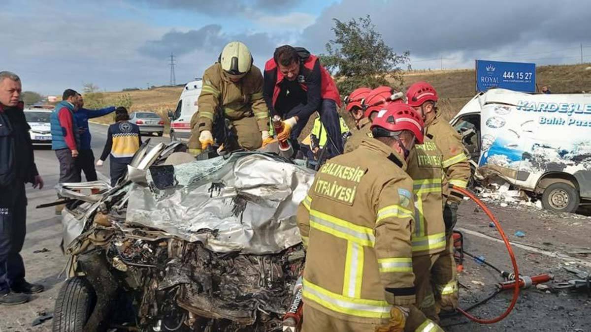 Otomobil ile minibüs çarpıştı: Sürücüler öldü