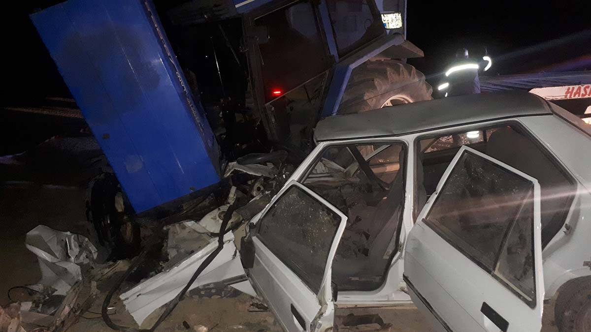 Otomobil ile traktör çarpıştı: 1 ölü 1 yaralı