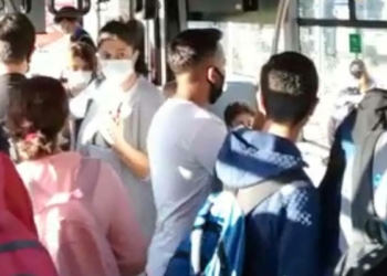 Özel halk otobüsünde sosyal mesafe tepkisi
