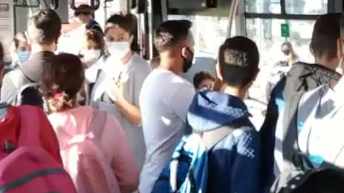 Özel halk otobüsünde sosyal mesafe tepkisi