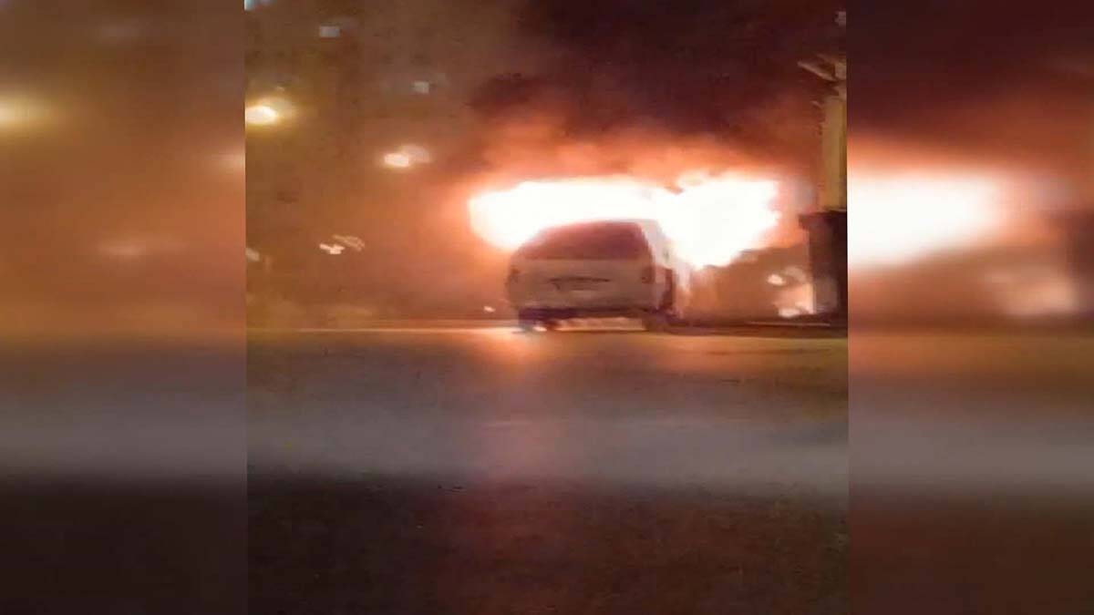 Park halindeyken yanan minibüs çalıntı çıktı