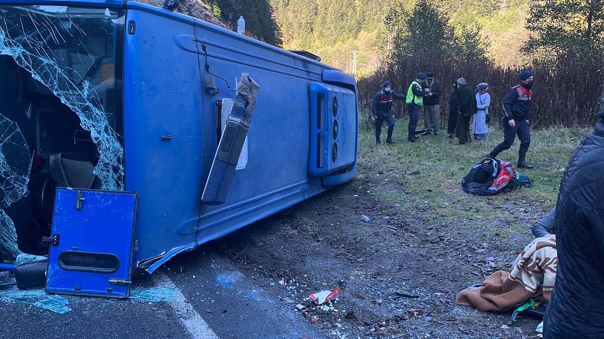 Araçta bulunan 8 jandarma personeli, 2 şoför ve 1 mahkum yaralandı