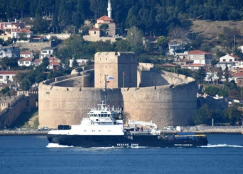 Rus askeri römorkörü Çanakkale Boğazı'ndan geçti