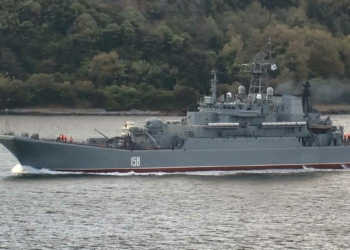 Rus savaş gemisi İstanbul Boğazı'ndan geçti