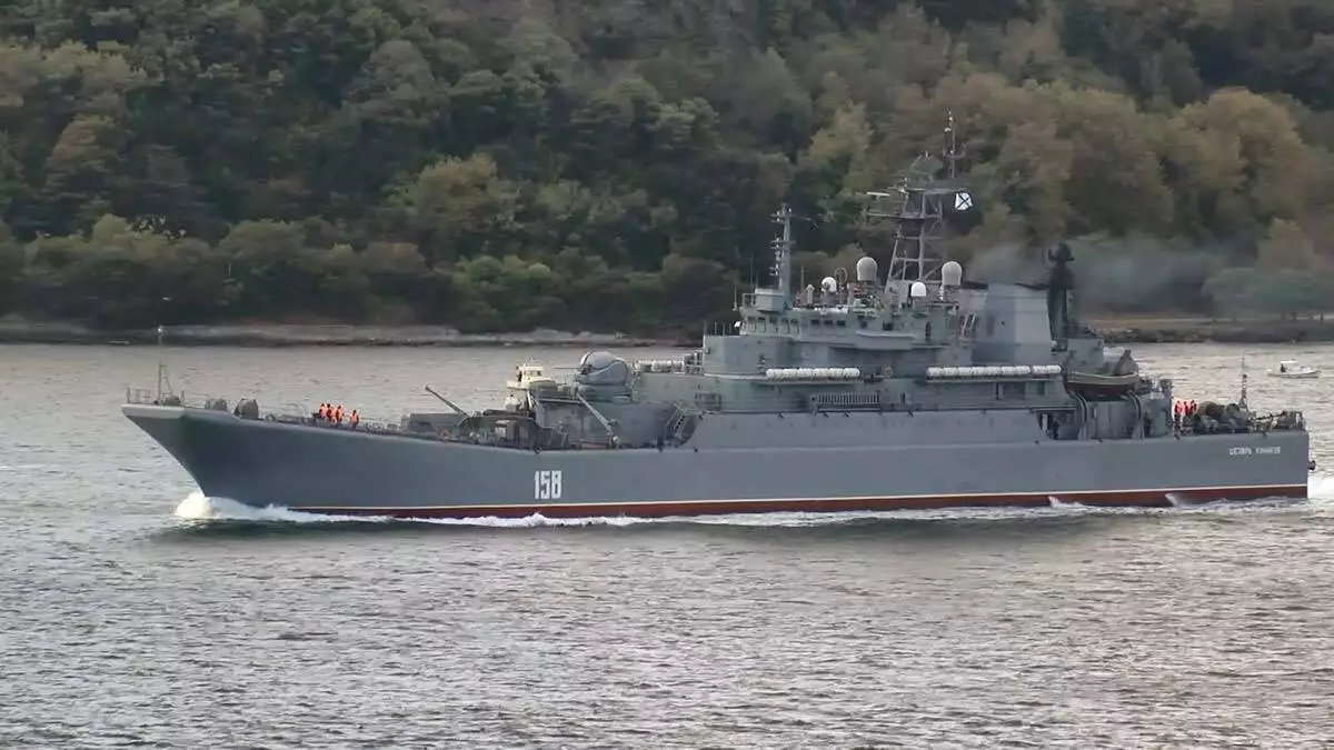 Rus savaş gemisi i̇stanbul boğazı'ndan geçti