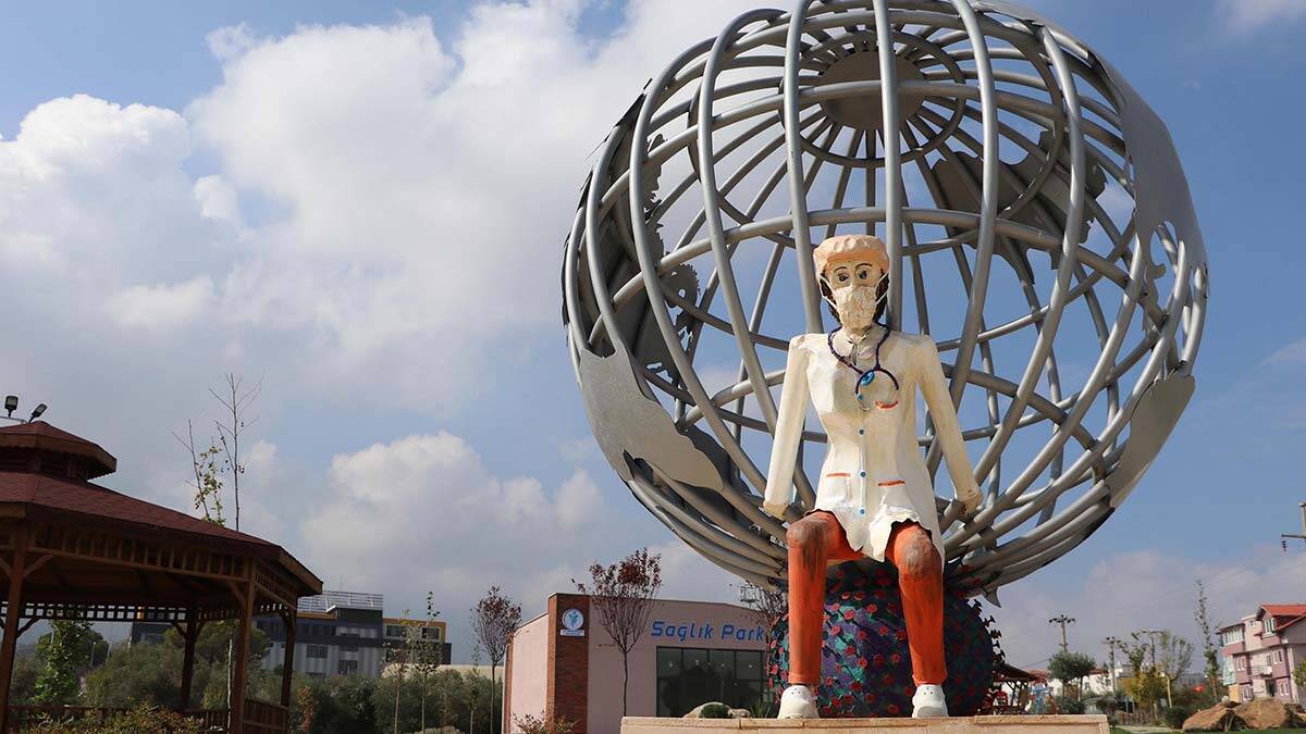 Sağlıkçılara ithafen yapılan heykeller tartışılıyor