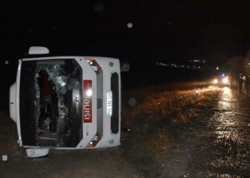 Sağlıkçıların midibüsü devrildi: 1 doktor öldü
