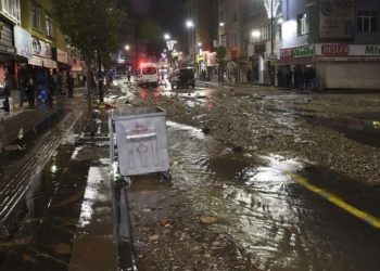 Şebeke suyu patladı; cadde molozlarla kaplandı