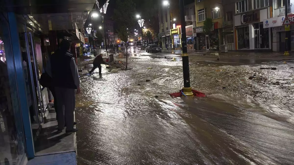 Şebeke suyu patladı; cadde molozlarla kaplandı