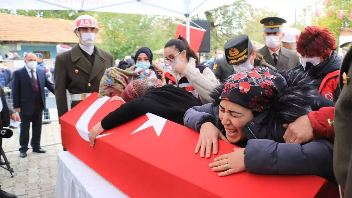 " canım oğlum, yavrum, kara gözlü yavrum, boynumu büktün "