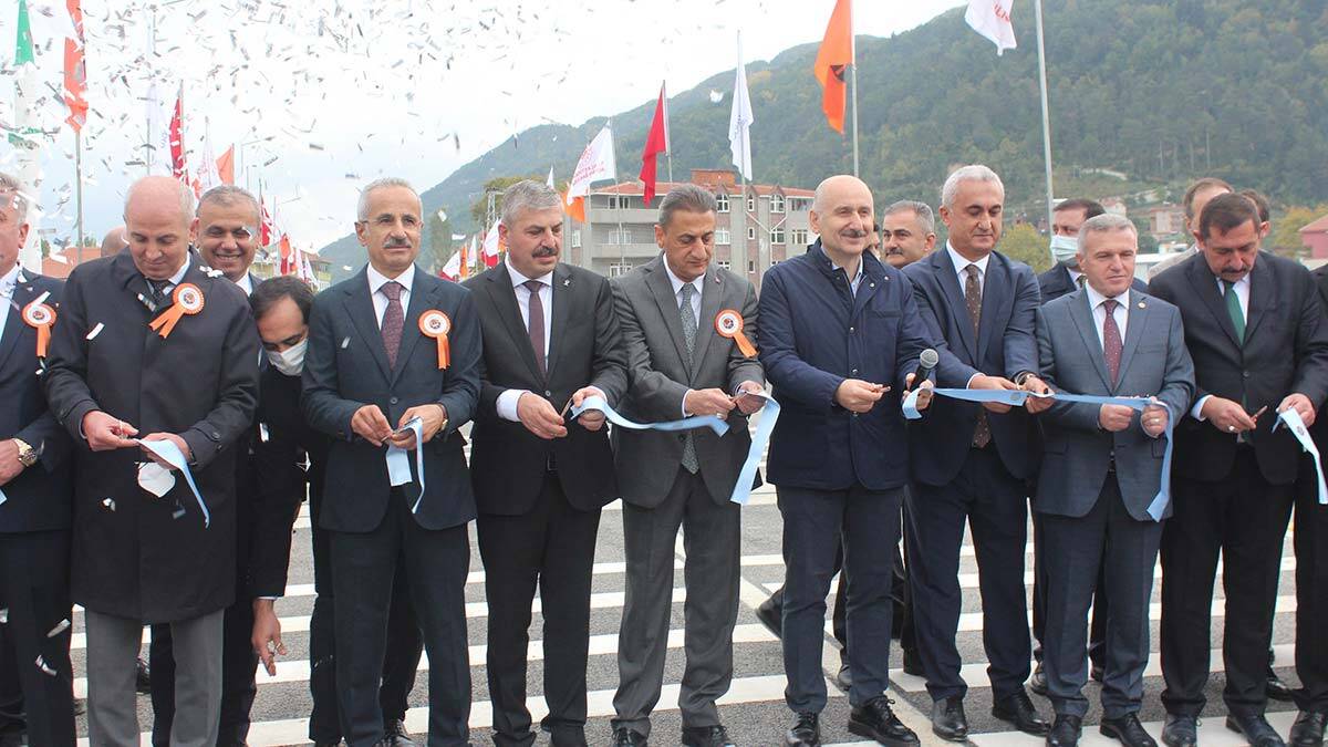 " Selde denize akan ve deniz trafiğini tehlikeye düşüren 64 bin 700 metreküp tomruğu ilk defa uyguladığımız çelik ağlarla denizden topladık "