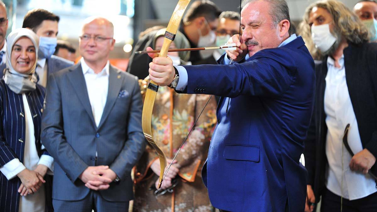 TBMM Başkanı sempozyumun ardından müze içinde kurulan alanda ok attı.